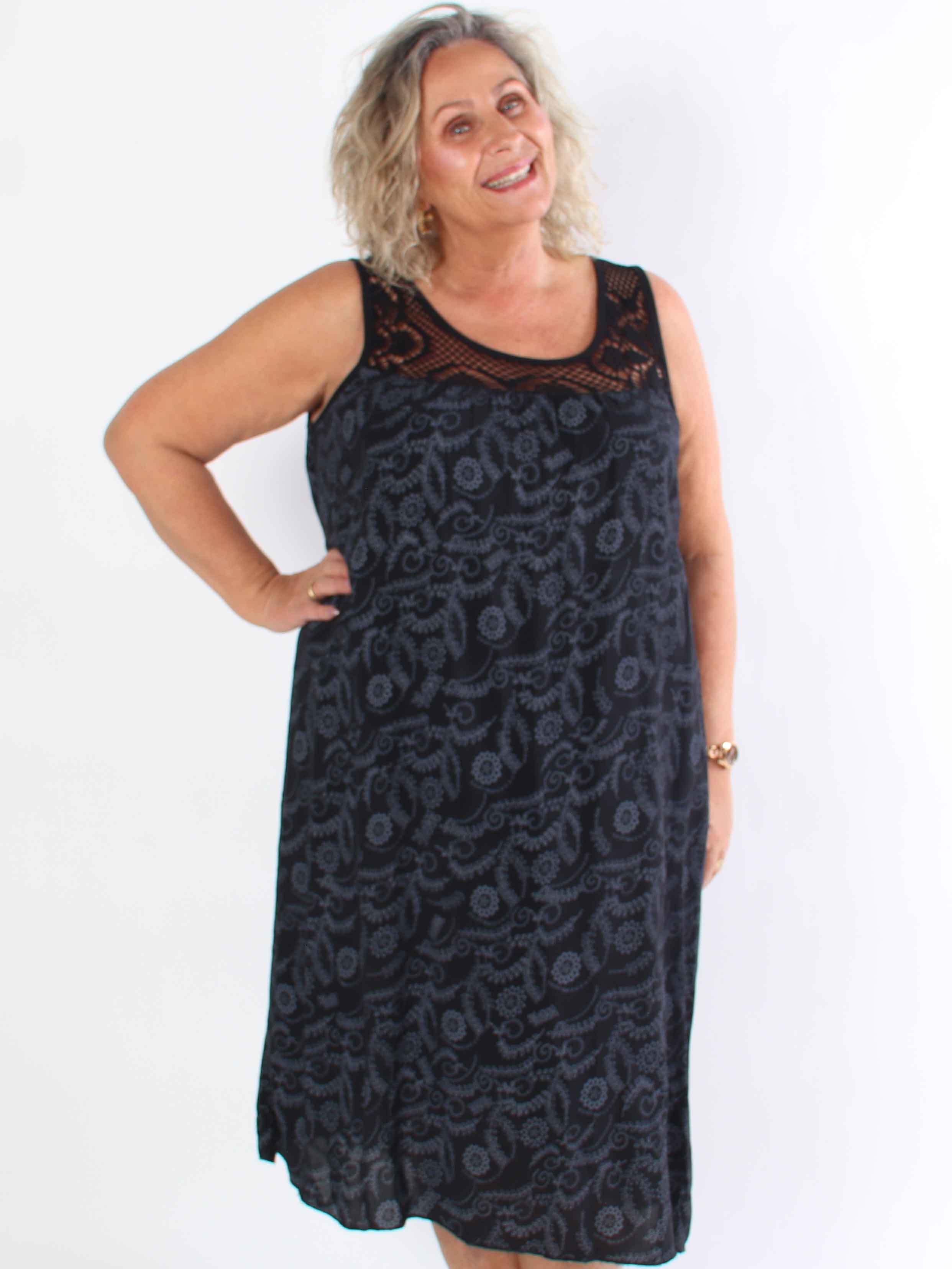 Florence - Plus size Klänning i viskos med mjuka hålmönstrade remmar